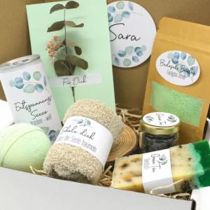 Vegan: Personalisierte Wellnessbox Eukalyptus Geschenkbox Kräuter Seife Badekugel Geschenkidee mit Namen Thymian Grüner Bild 6