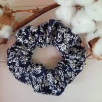 Scrunchie dunkelblau mit Blumenmuster Bild 1