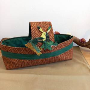 Großes Utensilio Korb mit Hänkel in braun grün mit zwei Hasen, zauberhafte Dekoration zu Ostern oder Frühling Bild 1