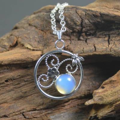 Filigran-Anhänger aus 925 Sterling Silber mit Blüte, Biene und Opalith - handgemacht