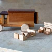 Holz-Spielzeugauto mit Möbeln als Geschenk Bild 1