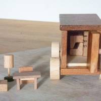 Holz-Spielzeugauto mit Möbeln als Geschenk Bild 2