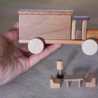 Holz-Spielzeugauto mit Möbeln als Geschenk Bild 3