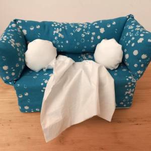 Taschentücher-Sofa in blau weiß, Umhüllung für Kosmetiktücherbox, Überzug mit Blickfang zu Ostern oder Geburtstag Bild 1