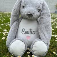 Kuscheltier Hase in grau oder weiß mit Wunschnamen und Herz oder Datum bestickt, personalisierte Geschenkidee Baby Kind Bild 1