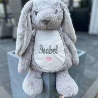 Kuscheltier Hase in grau oder weiß mit Wunschnamen und Herz oder Datum bestickt, personalisierte Geschenkidee Baby Kind Bild 3
