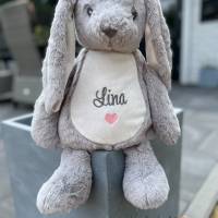 Kuscheltier Hase in grau oder weiß mit Wunschnamen und Herz oder Datum bestickt, personalisierte Geschenkidee Baby Kind Bild 5