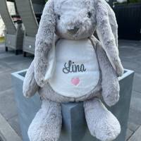 Kuscheltier Hase in grau oder weiß mit Wunschnamen und Herz oder Datum bestickt, personalisierte Geschenkidee Baby Kind Bild 6