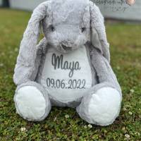 Kuscheltier Hase in grau oder weiß mit Wunschnamen und Herz oder Datum bestickt, personalisierte Geschenkidee Baby Kind Bild 7