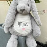 Kuscheltier Hase in grau oder weiß mit Wunschnamen und Herz oder Datum bestickt, personalisierte Geschenkidee Baby Kind Bild 8