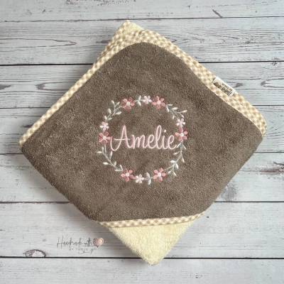 Personalisiertes Kapuzenhandtuch mit Blumenkranz & Namen bestickt - Baby Handtuch - Taufgeschenk 