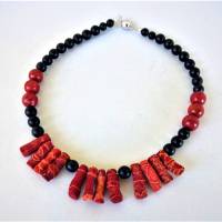 Rote Korallenkette mit schwarzen Onyxperlen. Ein handgefertgter Halsschmuck in attraktivem Design Bild 1