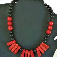 Rote Korallenkette mit schwarzen Onyxperlen. Ein handgefertgter Halsschmuck in attraktivem Design Bild 2