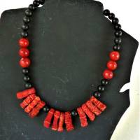 Rote Korallenkette mit schwarzen Onyxperlen. Ein handgefertgter Halsschmuck in attraktivem Design Bild 5