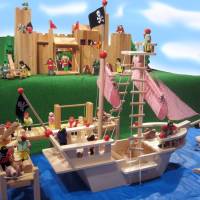 Piratenschiff aus Holz mit schwarzen Segeln und viel Zubehör Bild 2