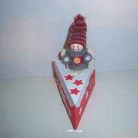 Geldgeschenk-Wichtelkind auf Ski auf einem Tortenstück dekoriert mit Schneelandschaft und Sternen-Schachtel Bild 1