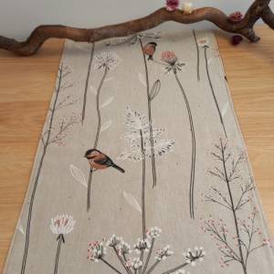 zeitloser Tischläufer zum Wenden mit Vögel und Blumen 149 x 40 cm, Läufer in grau mit roten Vögeln und weißen Blüten Bild 1
