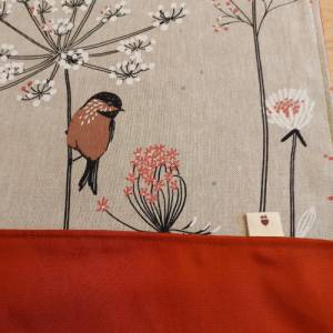 zeitloser Tischläufer zum Wenden mit Vögel und Blumen 149 x 40 cm, Läufer in grau mit roten Vögeln und weißen Blüten Bild 3