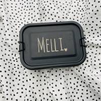 personalisierte Brotdose in schwarz | Einschulungsgeschenk mit Namen | Geschenk für den Kindergarten oder die Krippe Bild 1