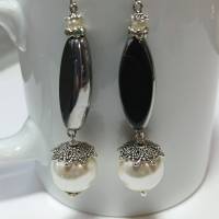 Tolle lange Ohrringe schwarz weiß aus Glas und Kunstperlen silberfarben handgemacht creme Bild 8