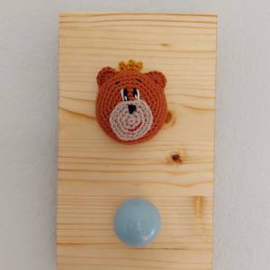 Kindergarderobe aus Holz mit gehäkeltem Bärenkopf als Dekoration, Design frei wählbar Bild 1