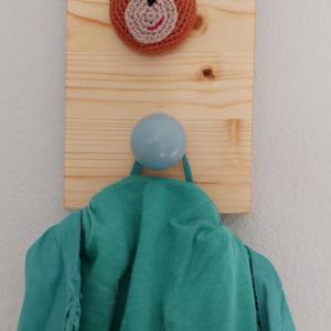 Kindergarderobe aus Holz mit gehäkeltem Bärenkopf als Dekoration, Design frei wählbar Bild 3