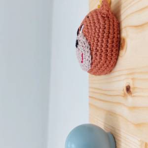 Kindergarderobe aus Holz mit gehäkeltem Bärenkopf als Dekoration, Design frei wählbar Bild 5