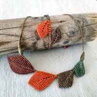 Makramee Schmuck bestehend aus Kette und Armband im Blätterdesign in herbstlichen Farben Bild 1