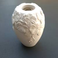 Kleine Blumenvase aus weißem Steinguss Bild 1