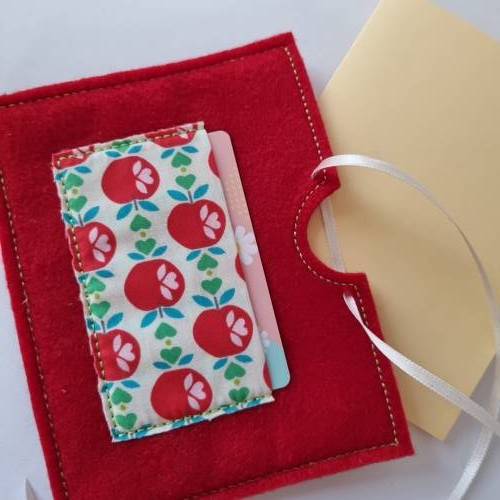 Gutscheinhülle und Blanco-Klappkarte - klein in rot "Äpfel" - mit Fach für Gutscheine in Scheckkartengröß