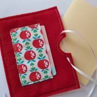 Gutscheinhülle und Blanco-Klappkarte - klein in rot "Äpfel" - mit Fach für Gutscheine in Scheckkartengröß Bild 1
