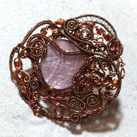Großer Ring mit Perlmutt mauve handgemacht in wirework antikbronze crazy Handschmuck steampunk Bild 1