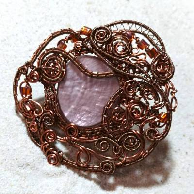 Großer Ring mit Perlmutt mauve handgemacht in wirework antikbronze crazy Handschmuck steampunk