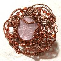 Großer Ring mit Perlmutt mauve handgemacht in wirework antikbronze crazy Handschmuck steampunk Bild 2