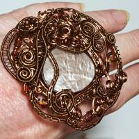 Großer Ring mit Perlmutt mauve handgemacht in wirework antikbronze crazy Handschmuck steampunk Bild 7