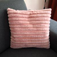 Kissenhülle Kunstfell Streifen, rosa - für ein gemütliches Wohnambiente Bild 1