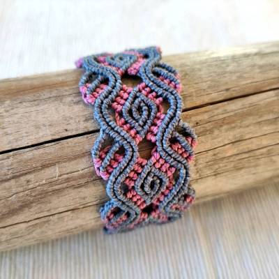 extravagantes Makramee Armband in grau und lila