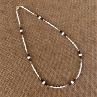 Federleichte Halskette mit schwarzen Edelsteinen und weißen Biwa Perlen, Bild 1