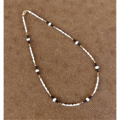 Federleichte Halskette mit schwarzen Edelsteinen und weißen Biwa Perlen,