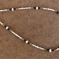 Federleichte Halskette mit schwarzen Edelsteinen und weißen Biwa Perlen, Bild 2