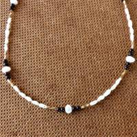Federleichte Halskette mit schwarzen Edelsteinen und weißen Biwa Perlen, Bild 3