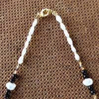 Federleichte Halskette mit schwarzen Edelsteinen und weißen Biwa Perlen, Bild 5