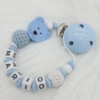 Schnullerkette mit Name personalisiert 3D Bär mit Häkelperle hellblau weiß für Jungen Nuckelhalter Teddybär Bild 1