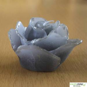 graue Formenkerze Rose mit silbernem Rand Bild 2