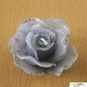 graue Formenkerze Rose mit silbernem Rand Bild 3