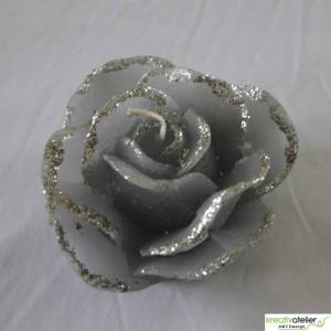 graue Formenkerze Rose mit silbernem Rand Bild 4
