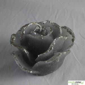 graue Formenkerze Rose mit silbernem Rand Bild 5