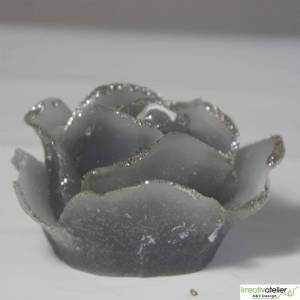 graue Formenkerze Rose mit silbernem Rand Bild 6