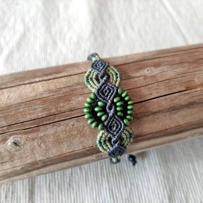 bezauberndes Makramee Armband in schwarz und grün mit grünen Holzperlen