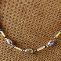 zarte Halskette in Gold, mit grauen Zucht-Perlen &  glitzernden Hämatit Steinen, vom Goldschmied entworfen & gefertigt Bild 2